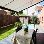 Bubbles And Granules - Single-storey House - Swimming Pool Provin