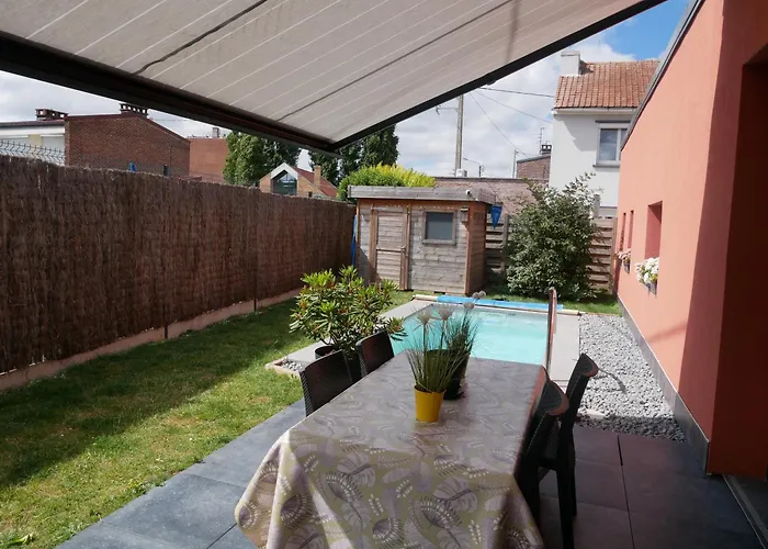 Bubbles And Granules - Single-storey House - Swimming Pool Provin